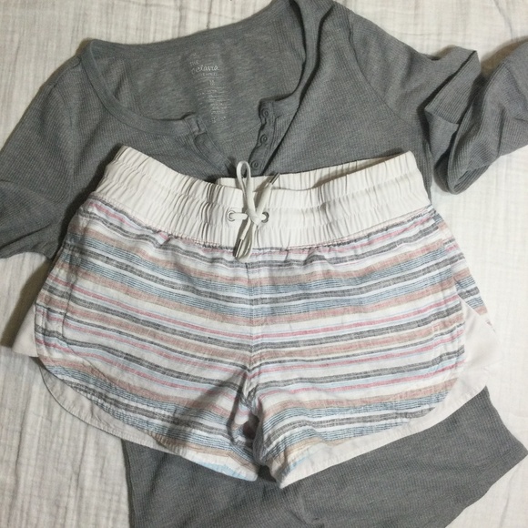 2 for 1 price. Linen Athleta shorts and Gap T-shirt - Picture 1 of 10